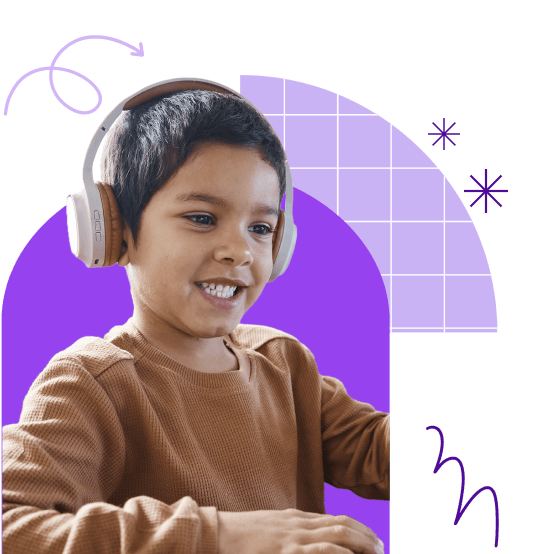 Niño feliz frente a computadora utilizando auriculares